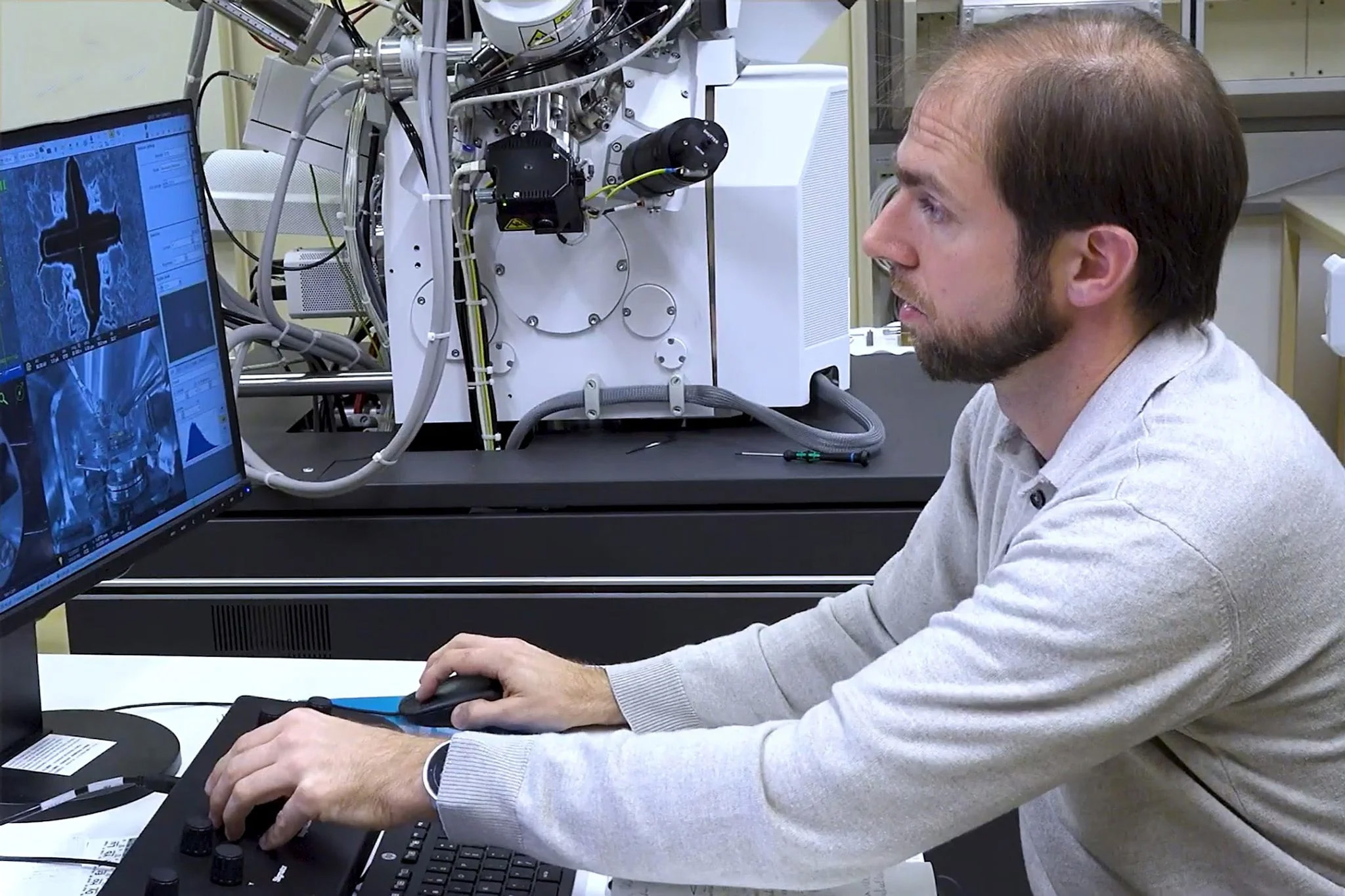 Томас Шахингер готовит эксперимент. Фото: TU Wien