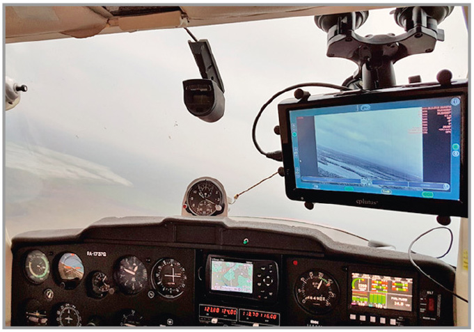 Рис. 6. Испытания МСУВ RT-700Combo, вид из кабины самолёта, на монитор выводится изображение наиболее информативного ближнего ИК-видеоканала