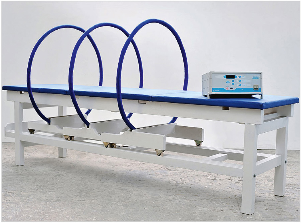 Рис. 5. Внешний вид установки «КОЛИБРИ-ЭКСПЕРТ» вместе со специализированной кушеткой для пациента