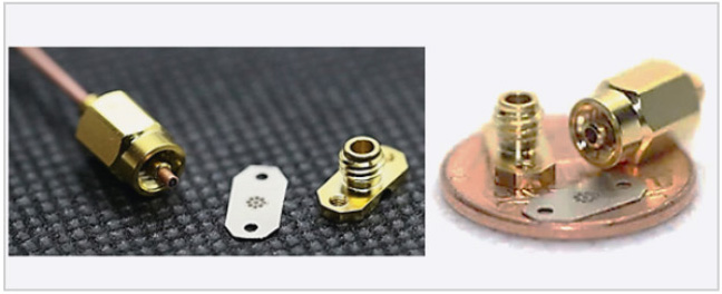 Рис. 3. Внешний вид вилки и розетки соединителя АСР-47. Между ними расположена промежуточная прокладка с центральными выступами – интерпозер (Interposer)