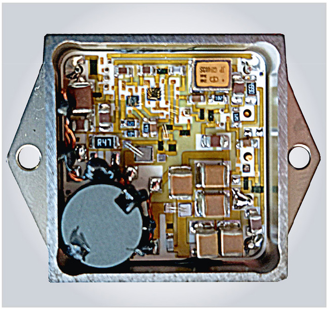 Рис. 2. Внешний вид модуля серии HMHA28 с крепёжными фланцами и удалённой крышкой
