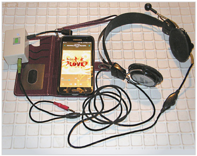 Рис. 6. Общий вид работающего усилителя, подключённого к телефону и наушникам при воспроизведении фонограммы («Something»)