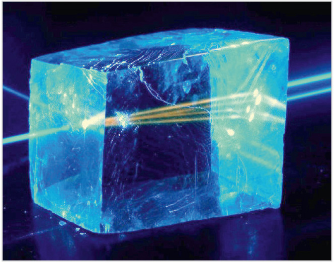 Рис. 3. В некоторых типах кристаллов существует эффект двойного лучепреломления