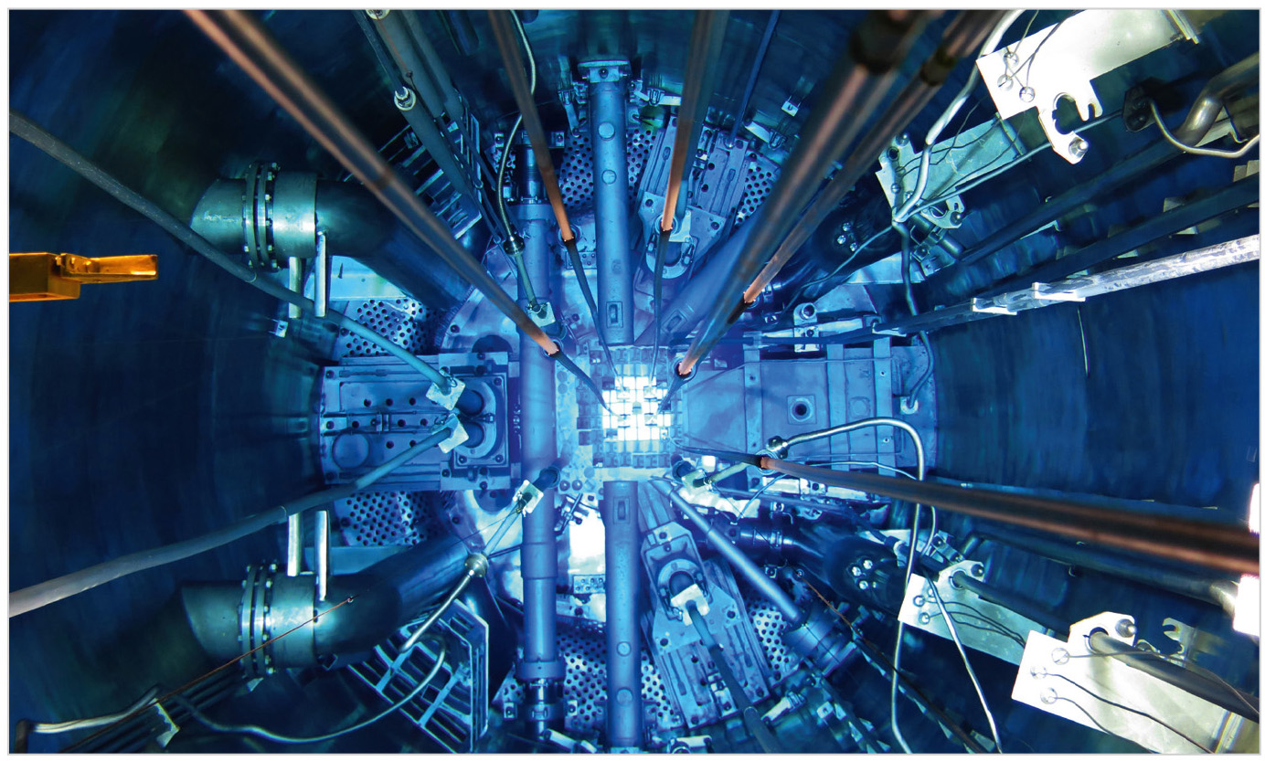 Рис. 7. Излучение Черенкова наблюдается в воде, окружающей топливо в ядерных реакторах