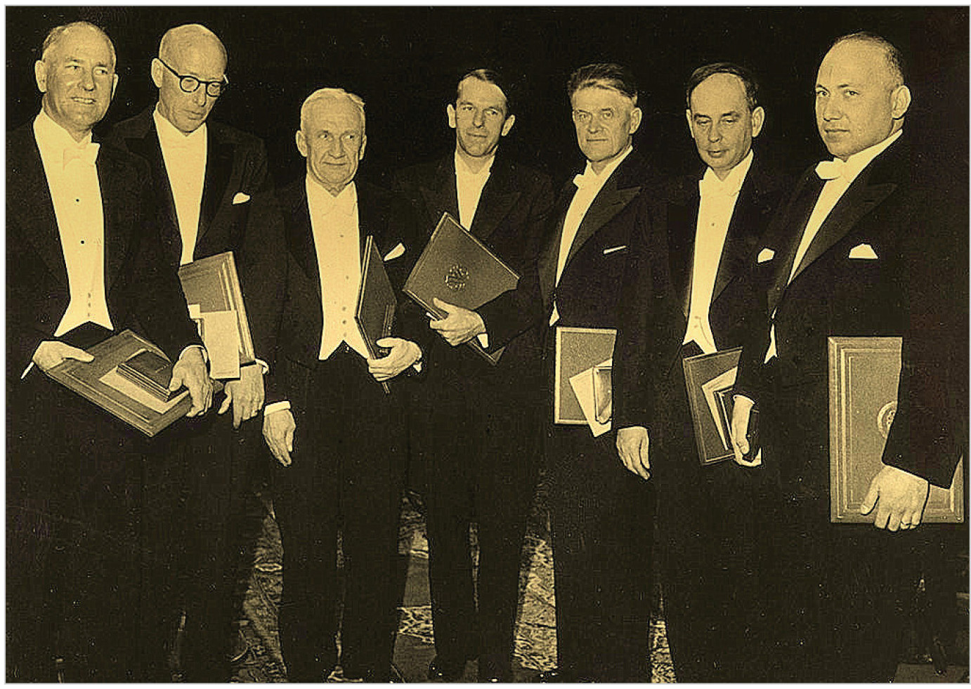 Рис. 8. За открытие черенковского излучения и разработку его теории Игорь Тамм, Илья Франк и Павел Черенков (трое в центре слева направо) получили в 1958 году Нобелевскую премию по физике