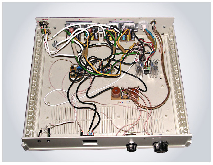 Рис. 25. Усилитель в корпусе с открытой крышкой