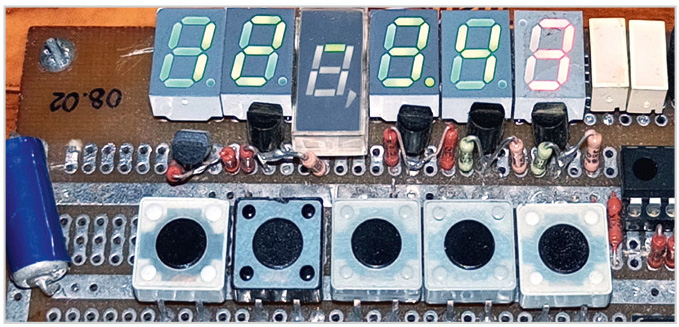 Рис. 4. Фотография интерфейса электронных часов № 1