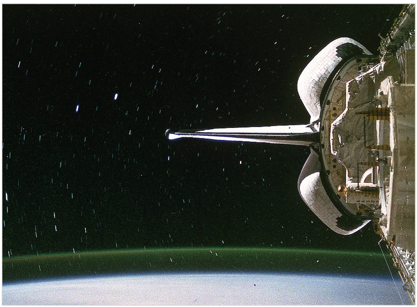 Рис. 4. Вертикальный стабилизатор (STS-75) указывает на четыре звезды созвездия Южного Креста