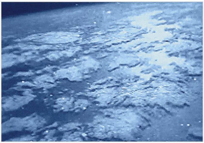 Рис. 11. Кристаллики льда вокруг шаттла, вспыхивающие на выходе из теневой области