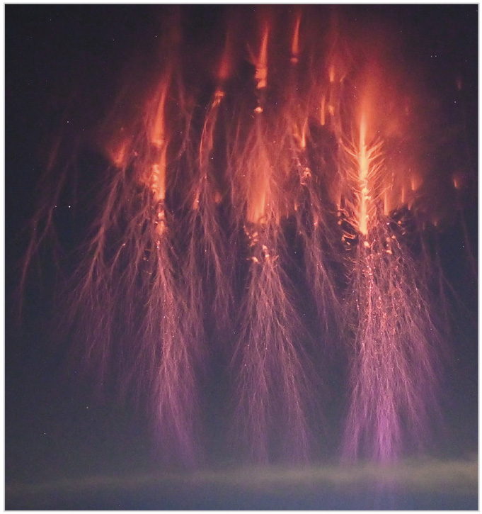 Рис. 12. Так выглядят реальные плазменные образования в атмосфере, классифицируемые как «спрайт» из общего класса «транзиентных световых событий»